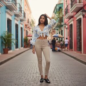 NWT AMERICAN EAGLE Front Tie Blue Floral Crop Top!